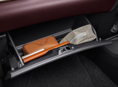 Glove Box Dengan ruang yang cukup luas, menjaga perlengkapan berkendara tetap terjangkau namun tersembunyi.