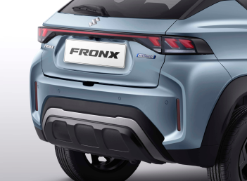 Rear Underbody Spoiler (SGX Only) Tetap stabil saat kecepatan tinggi dengan spoiler yang menahan hembusan angin dan gaya lift-up.