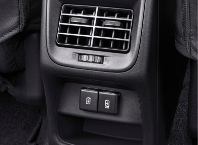 Storage WIth 2nd Row AC & USB Port Type A&C Baris kedua dilengkapi dengan AC dan port USB Type A & C, untuk suhu yang ideal dan kemudahan untuk mengisi daya perangkat.