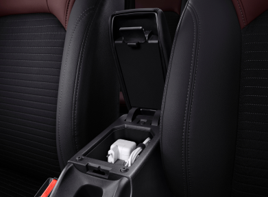 Armrest Storage Berada di bawah sandaran tangan, kompartemen ini ideal untuk menyimpan barang berharga tetap aman.